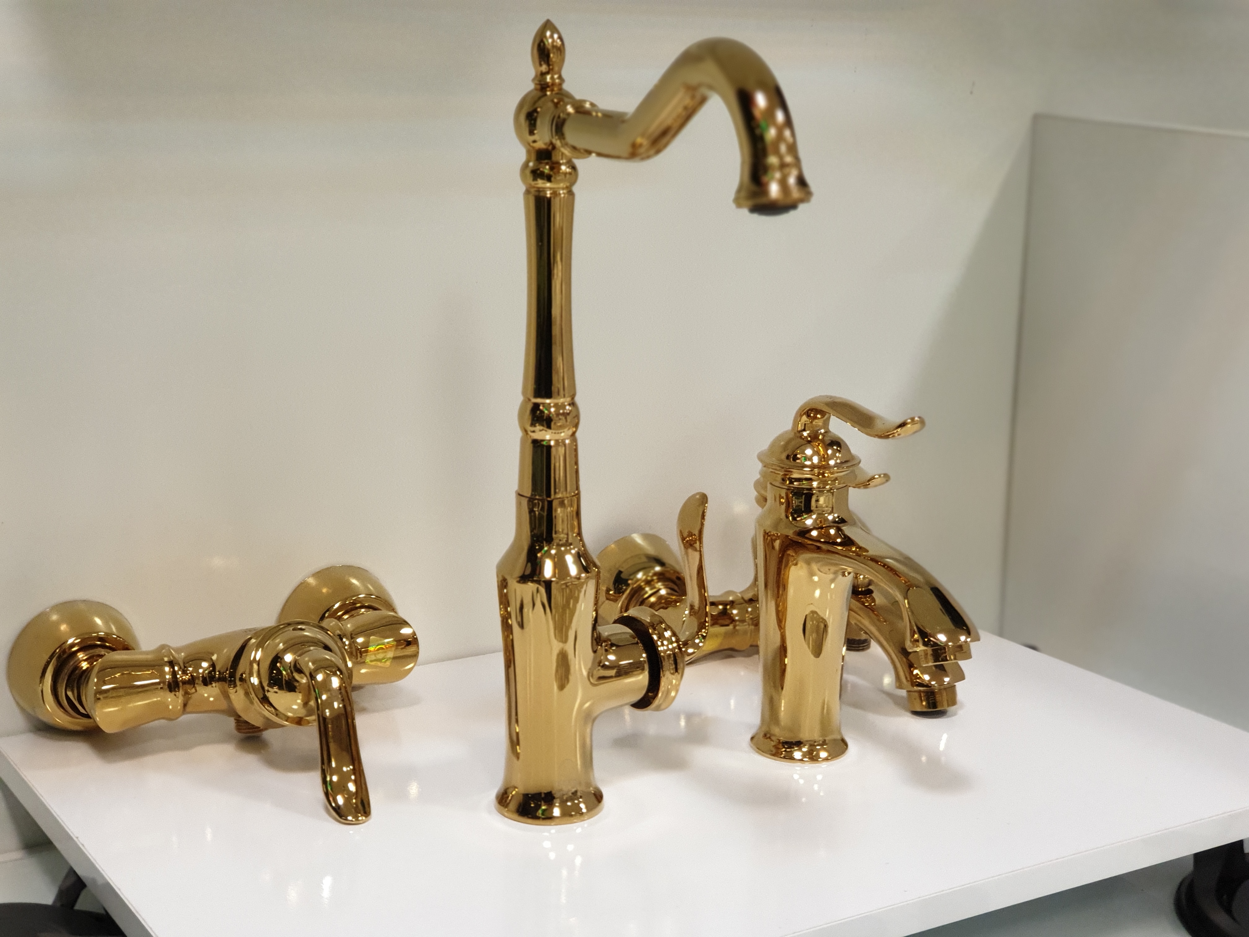 شیرآلات اهرمی طلایی مدل لئوس